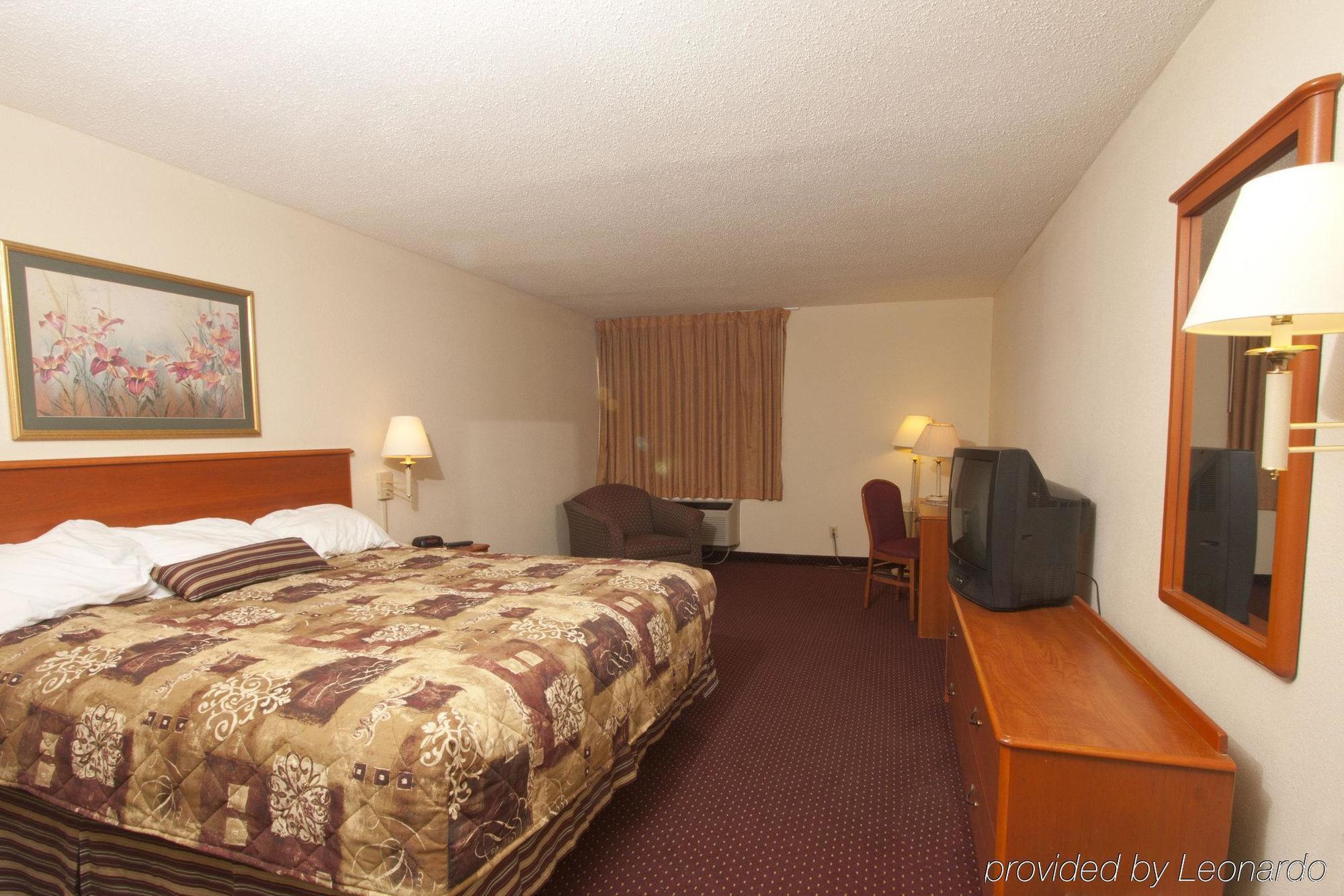 The Garden Inn Elkhart Room photo
