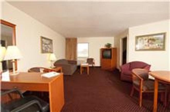 The Garden Inn Elkhart Room photo